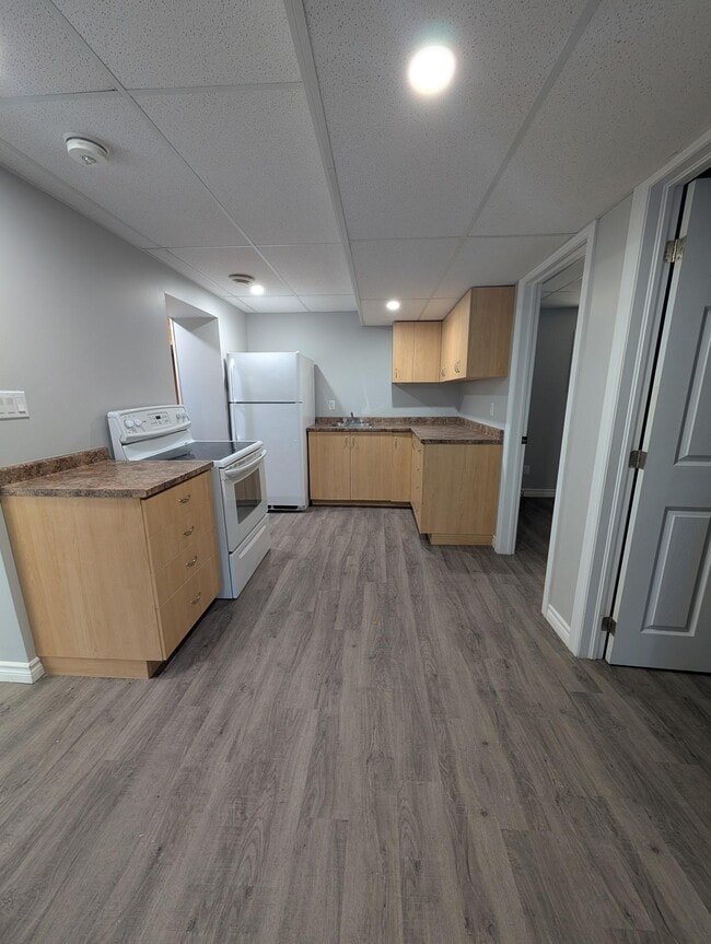 Building Photo - 2 Bedroom Basement Unit Available – All Ut...