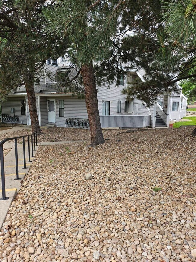Foto del edificio - AVAILABLE NOW! Ground floor condo, feels l...