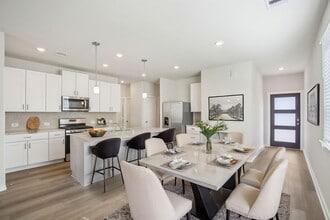 Building Photo - 18616 Hillswood Dr