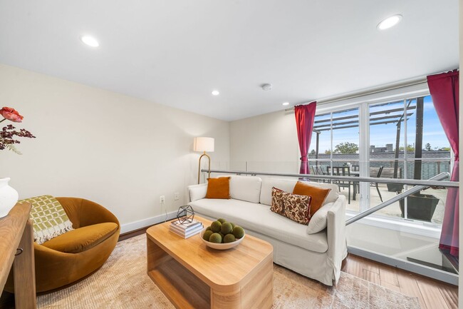 Foto del edificio - Stylish 2BR/2BA Bi-Level Condo with Private Roof Deck and Covered Parking!