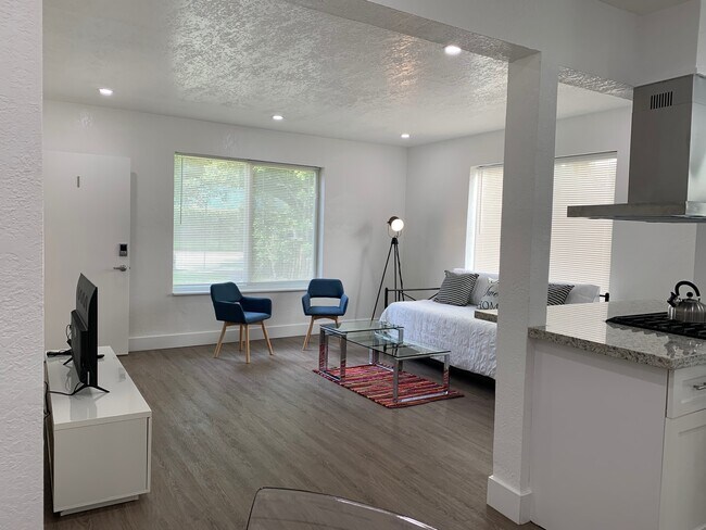 Foto del edificio - 7431 Dickens Ave