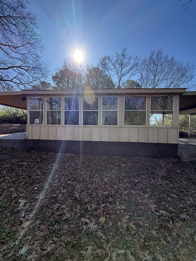 Building Photo - 1633 Yvonne Dr