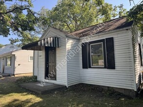 Building Photo - 2021 Redwood Ave
