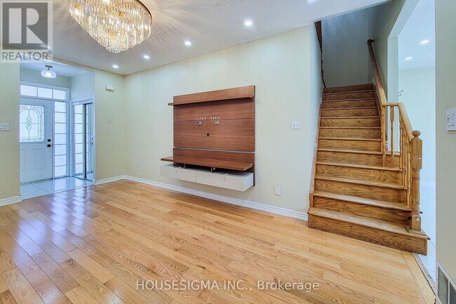 Building Photo - 69 Peachwood Crescent