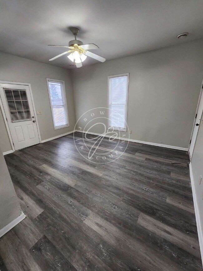 Foto del edificio - 2 bed upper unit! Private Entrances! Fully updated!