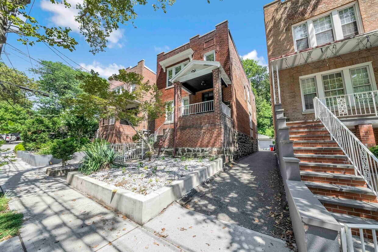 Primary Photo - 654 JFK Blvd E