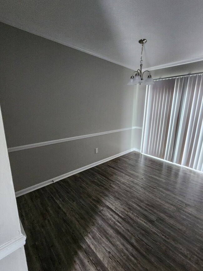 Foto del edificio - AVAILABLE NOW!