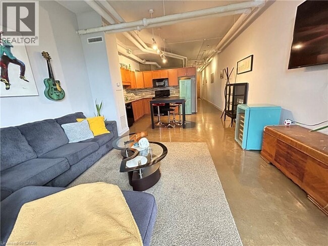 Building Photo - 66 Bay St S