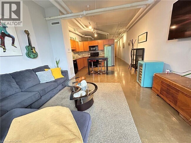 Photo du bâtiment - 66 Bay St S