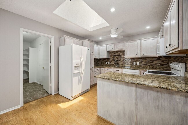 Foto del edificio - Welcome Home to Winding Creek !