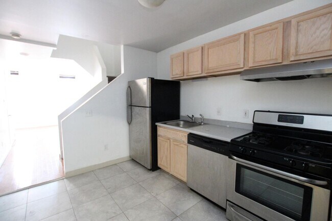 Foto del edificio - Spacious bi-level one bedroom in Nolibs