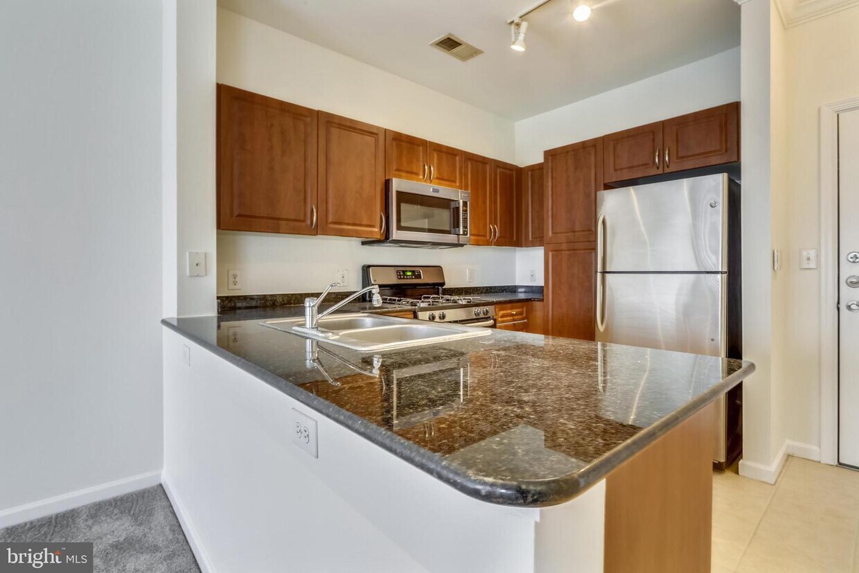 12901 Centre Park Cir Unit 418, Herndon, VA 20171 Room for Rent in