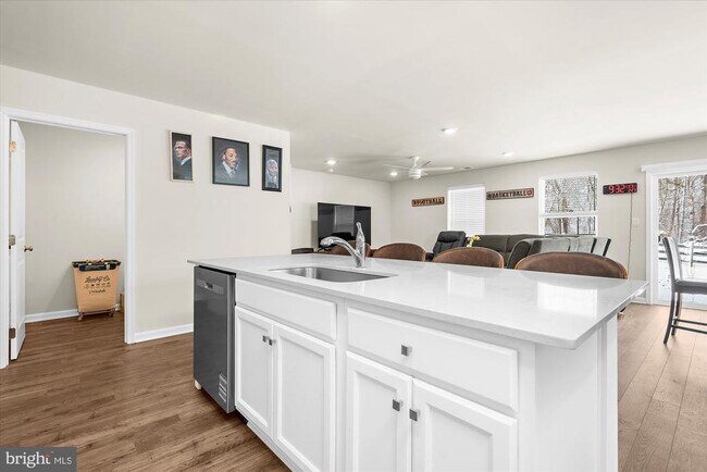 Foto del edificio - 114 Petal Dr