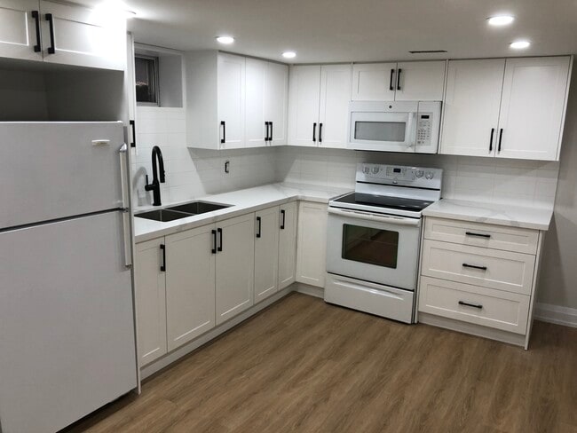 Building Photo - 88 Binswood Av