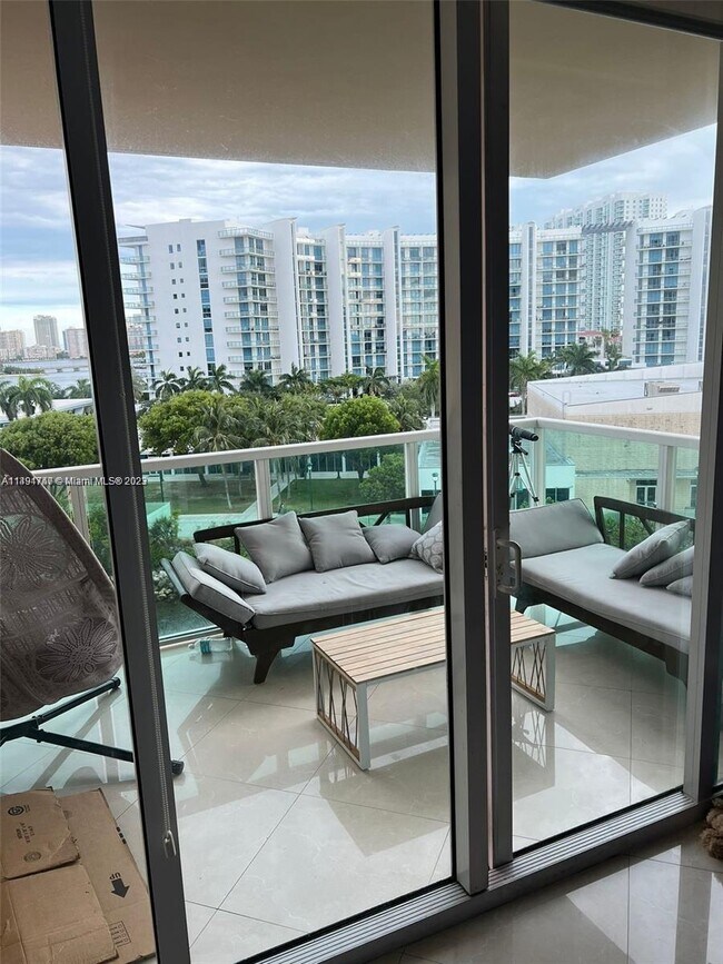 Foto del edificio - 3330 NE 190th St
