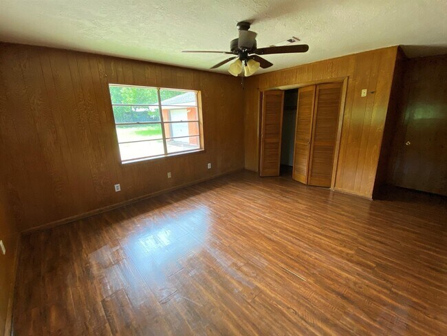 Building Photo - 206 East Powell Street, Willis, TX 77378 -...