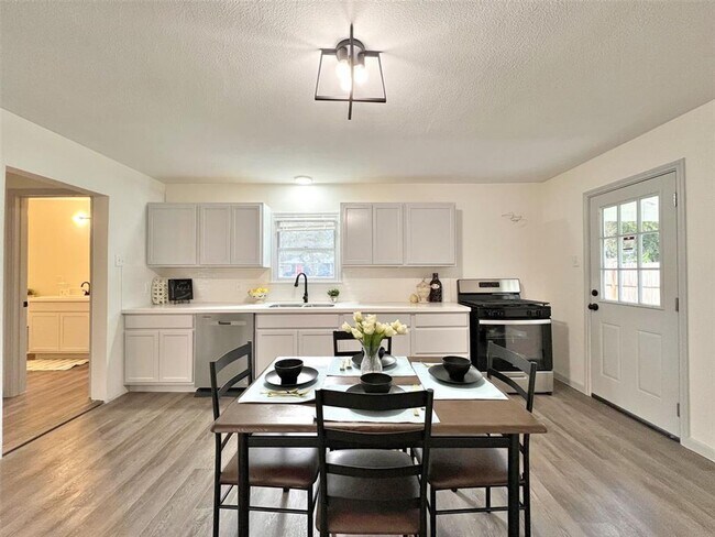 Building Photo - Charming in Bay City! You will be impresse...