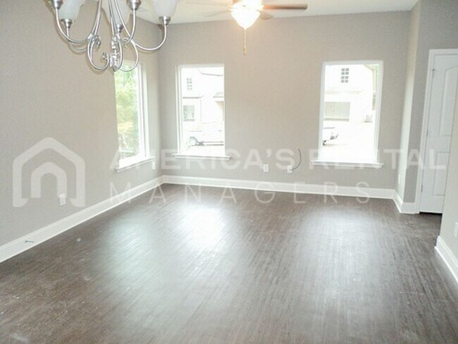 Foto del edificio - Home Available For Rent in Barretts Trace....
