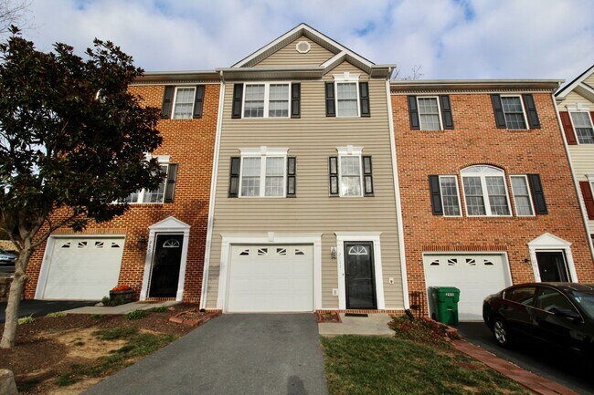 Foto del edificio - 3-Bedroom Townhome with Bonus Room, Large Deck and Garage!