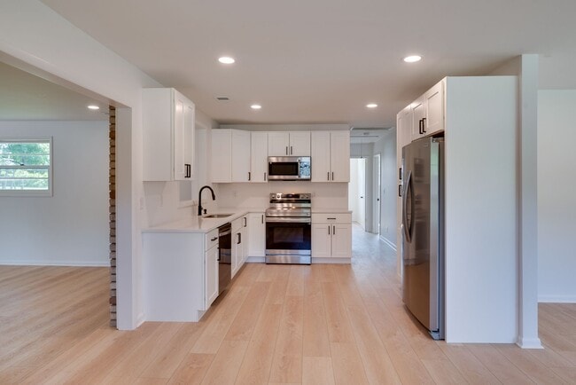 Building Photo - 3234 Moorewood Dr