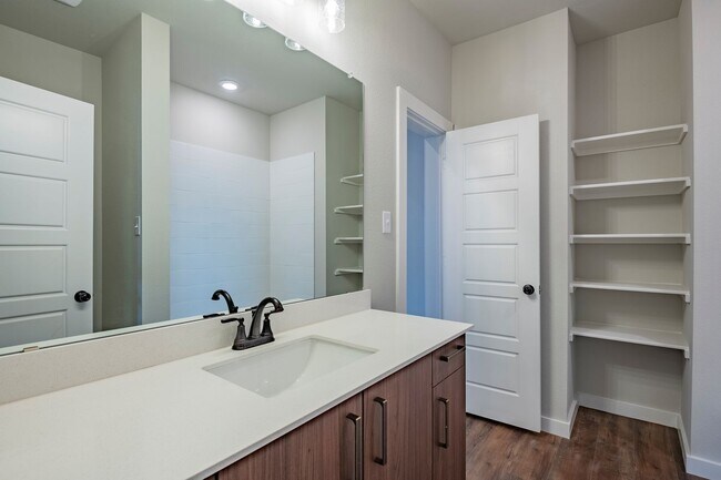 Building Photo - AVAILABLE NOW! GORGEOUS 2 BEDROOM FOUR PLE...