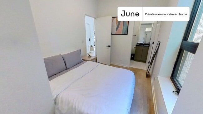 Building Photo - Private bedroom in 4 bed/3 bath Home