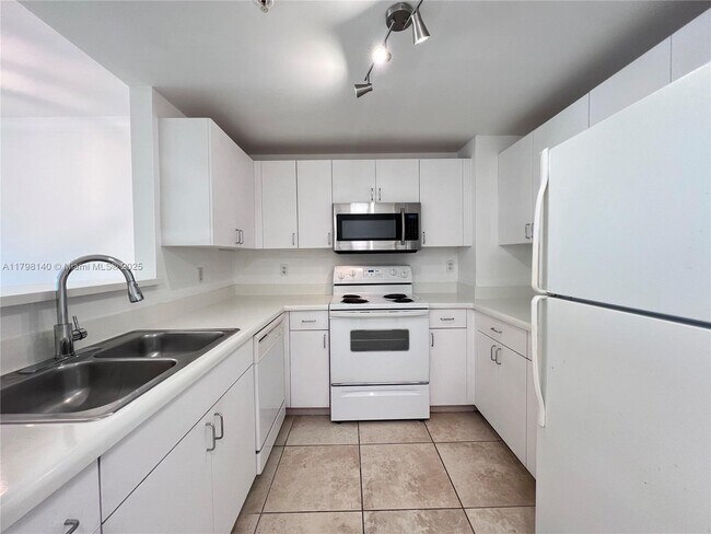 Building Photo - 50 Menores Ave