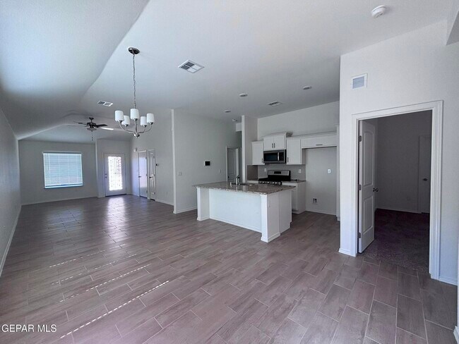 Foto del edificio - 15213 Resolve Dr