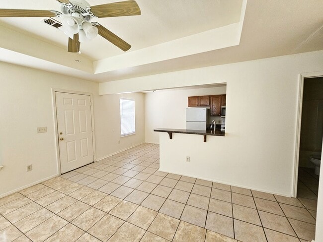 Building Photo - Nice 3 Bedroom/2 Bathroom Duplex off Jenny...