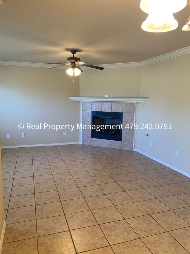 Building Photo - HALF OFF MOVE IN RENT! 3 Bed 2.5 Bath Fian...