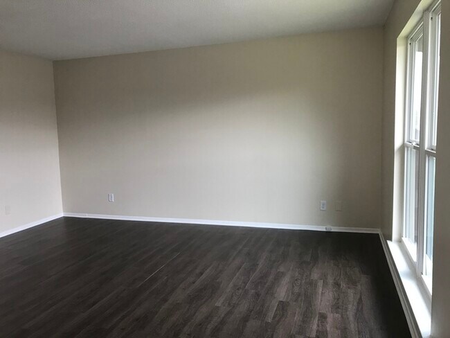 Foto del edificio - 4789 Forest Wood Ln