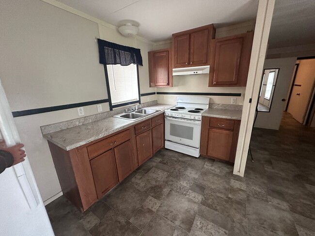 Building Photo - 2 Bedroom Home Available!