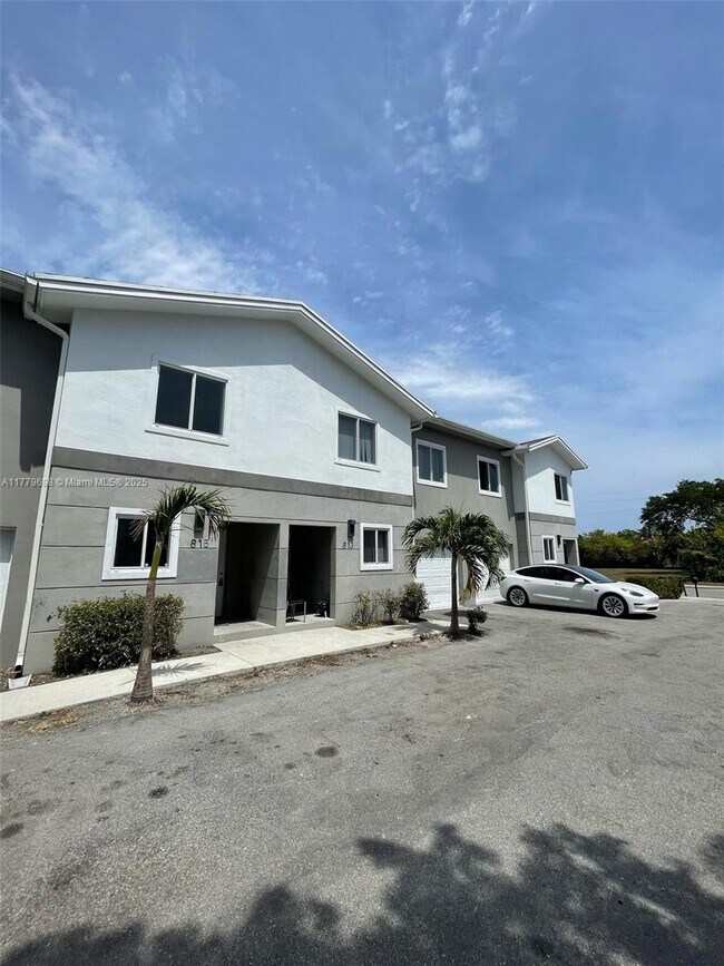 Foto del edificio - 817 NW 3rd Ave