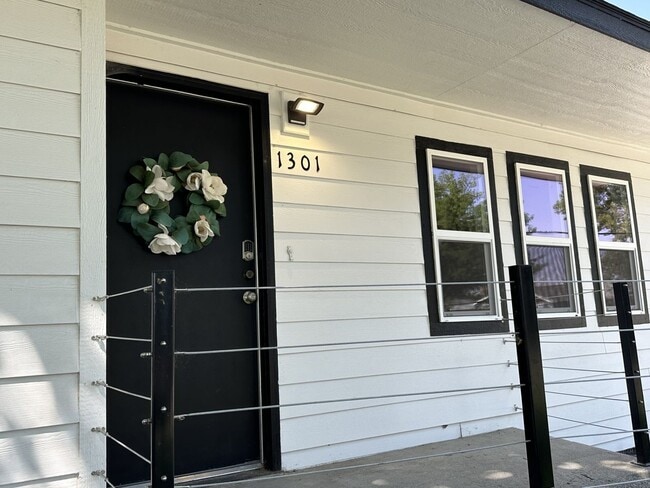 Building Photo - RIchland House for Lease