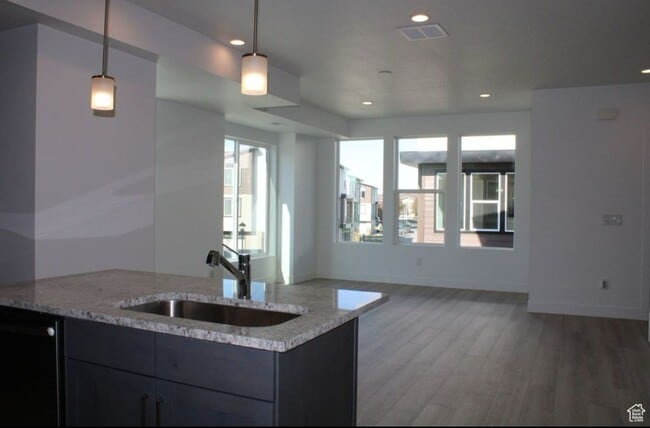 Building Photo - 140 E Abbeville Ct