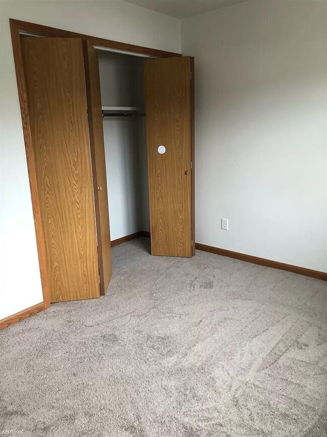 Building Photo - Lower 2 Bedroom Apartment