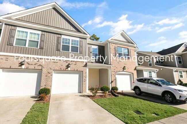 Building Photo - Townhome| Screened -In Back Porch |One Car...
