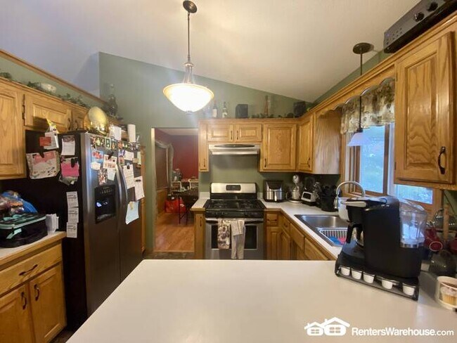 Building Photo - Unique 5BR/4BA 5 Level Home Available 11/4!