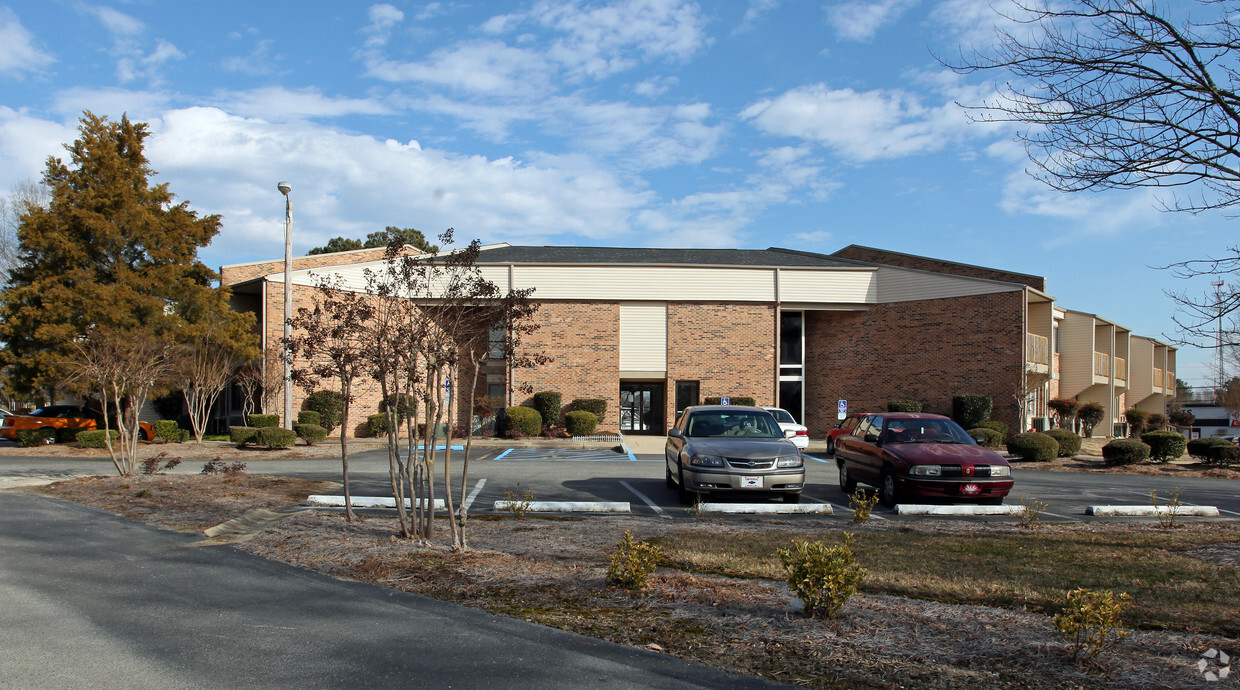 Primary Photo - Heritage Court Apartments