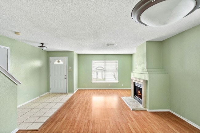 Building Photo - 2 Story 4 BD | 2.5 BA Available in July near Medical Center!