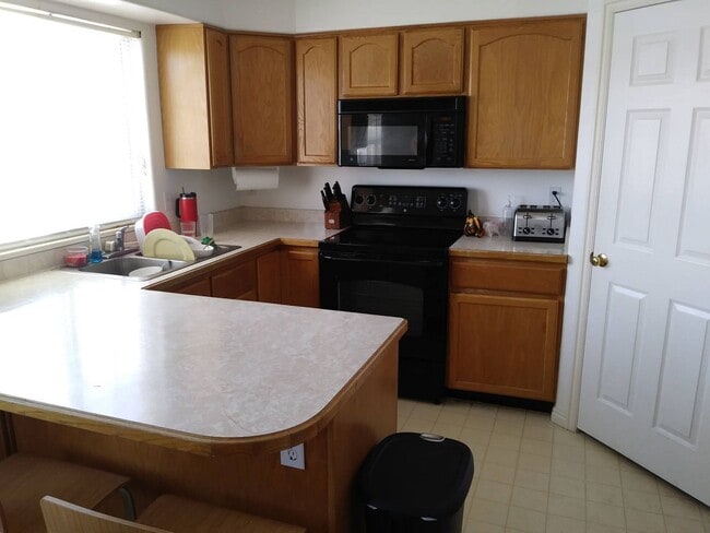 Building Photo - Orem Town-home