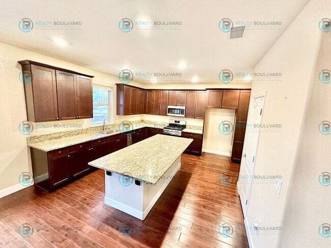 Foto del edificio - 1/2 Month Free! Spacious 4-Bedroom Gem in ...