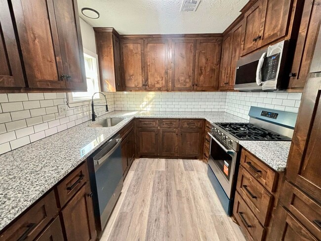 Building Photo - 305 S Louisiana Ct