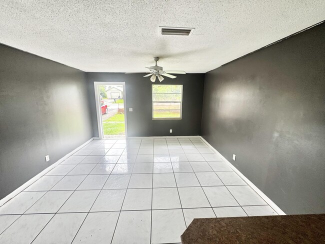 Building Photo - 2993 SE Camino Ave