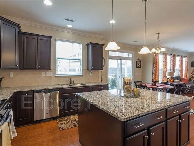 Building Photo - 708 Glenville Lake Dr