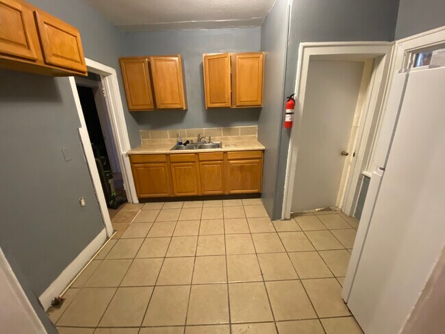 Building Photo - 836 Hays Park Ave