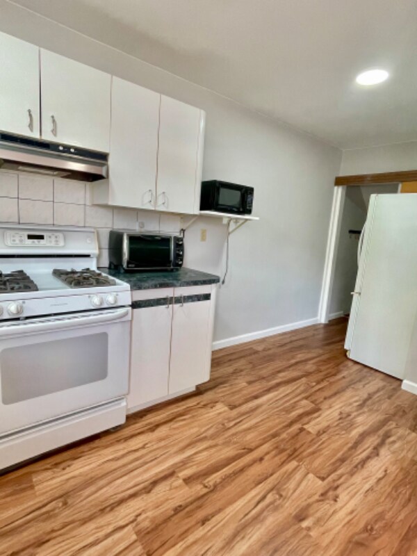 Building Photo - 2104 Longshore Ave
