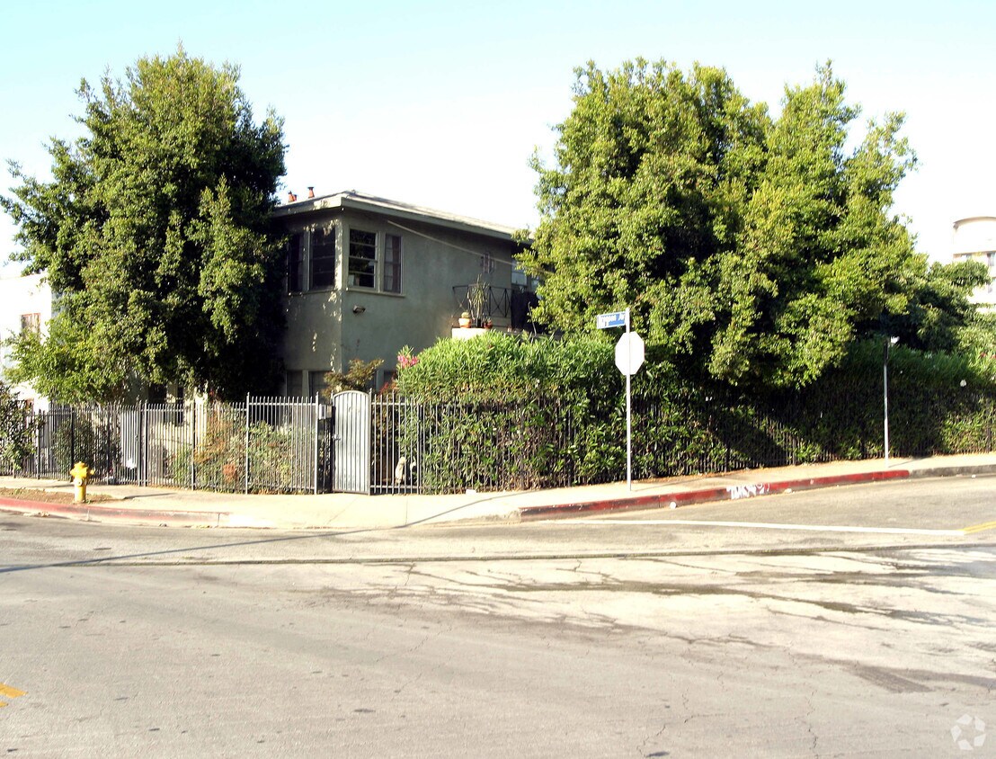 Building Photo - 1729-1739 N Bronson Ave