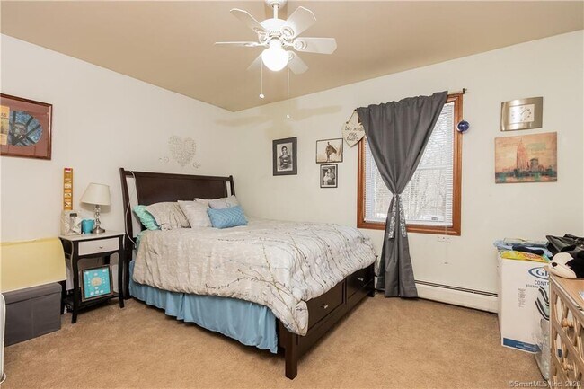 Foto del edificio - 76 Tamarack Rd