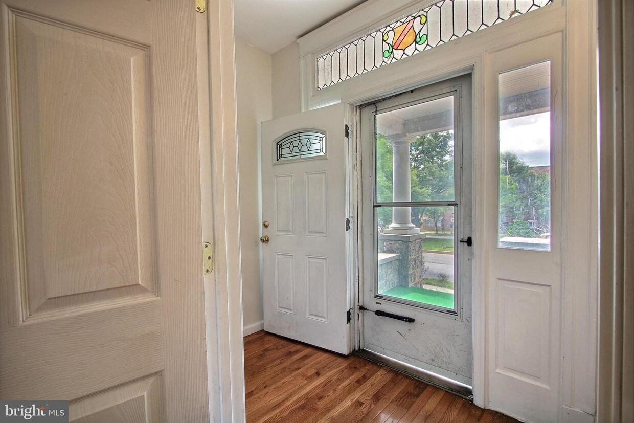 Primary Photo - 324 E 33rd St